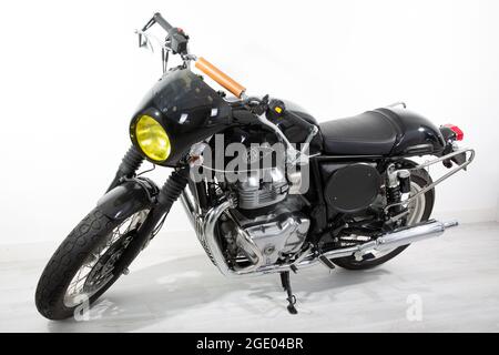 Bordeaux , Aquitaine Francia - 12 15 2020 : Royal Enfield 650 Interceptor GT cafe racer nero moto vintage lato Foto Stock