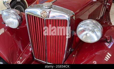 Bordeaux , Aquitaine Francia - 12 15 2020 : MG un marchio del produttore sportivo e badge di testo del segno su un'auto inglese d'epoca Foto Stock