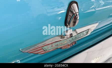 Bordeaux , Aquitaine Francia - 12 15 2020 : ford Classic Thunderbird Motor car blue vintage e retro logo e testo del segno nella parte posteriore Foto Stock