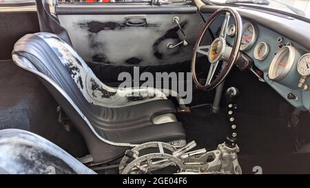 Bordeaux , Aquitaine Francia - 20 15 2020 : porsche 356 replica interno di fuorilegge auto d'epoca Foto Stock