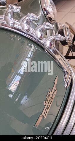 Bordeaux , Aquitaine Francia - 20 15 2020 : Renault 4CV auto vecchio-timer in dettaglio vista frontale con cavallo d'acciaio del veicolo retrò d'epoca Foto Stock