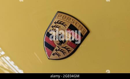 Bordeaux , Aquitaine France - 20 15 2020 : cartello con il logo Porsche e testo sulla parte anteriore dell'auto d'epoca Foto Stock