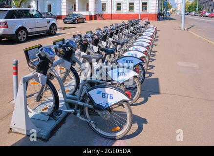 Noleggio biciclette in città stand in fila in via Mosca, modalità di trasporto ecocompatibile: Mosca, Russia - 09 agosto, 2021 Foto Stock