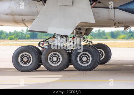 Due attrezzi di atterraggio principali con pneumatici, vista sotto la fusoliera dell'aeromobile Foto Stock