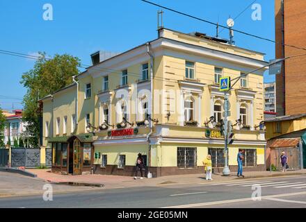 Bakuninskaya Street, vista di una vecchia casa a tre piani costruita nel 1917: Mosca, Russia - 09 agosto, 2021 Foto Stock