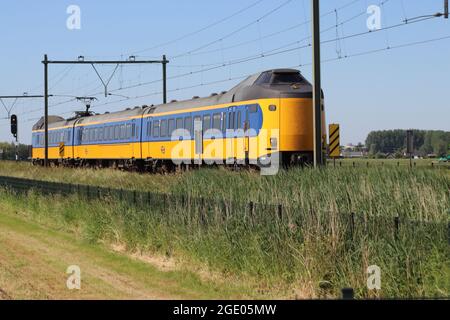 Treno interurbano ICM Koploper tra Rotterdam e Gouda nello Zuidplaspolder a Moordrecht, Paesi Bassi Foto Stock