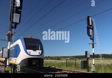 Treno SLT per pendolari tra Rotterdam e Gouda nello Zuidplaspolder a Moordrecht, Paesi Bassi Foto Stock