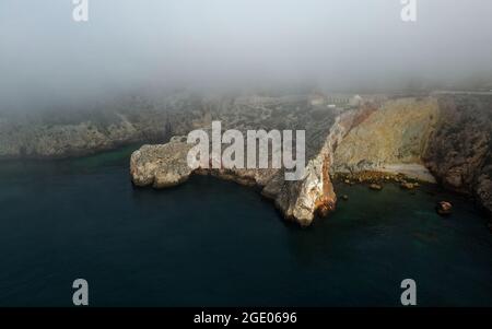 Forte di Santo Antonio de Belixe, foto aerea paesaggio durante l'alba, costa atlantica oceano con la fortezza in Portogallo vicino a Sagres, scogliera rocciosa Foto Stock