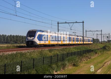 Treno SLT per pendolari tra Rotterdam e Gouda nello Zuidplaspolder a Moordrecht, Paesi Bassi Foto Stock