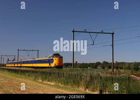 Treno interurbano ICM Koploper tra Rotterdam e Gouda nello Zuidplaspolder a Moordrecht, Paesi Bassi Foto Stock