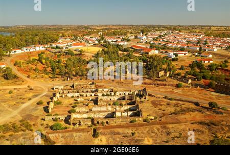 Corte do Pinto, villaggio minerario vicino a Mertola in Portogallo, lago artificiale con acqua acida, vecchia industria mineraria. Foto Stock