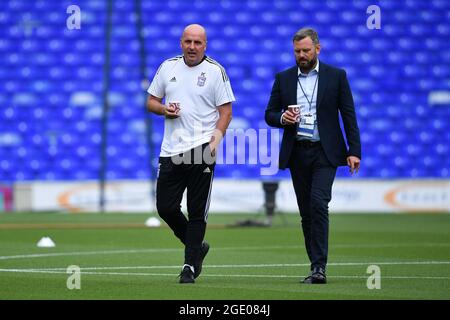 Paul Cook (a sinistra), direttore della città di Ipswich, con l'amministratore delegato Mark Ashton, prima della partita amichevole pre-stagione contro Crystal Palace a Portman Road, Ipswich. Data immagine: Sabato 24 luglio 2021. Foto Stock