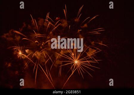 Castello di fuochi d'artificio nella celebrazione delle fallas di Valencia dutante la notte della nit del foc Foto Stock