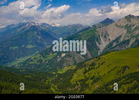 24 luglio 2021, Austria, Kals am Großglockner: Vista da una montagna tra i villaggi Matrei e Kals nel Parco Nazionale Hohe Tauern. Foto: Patrick Pleul/dpa-Zentralbild/ZB Foto Stock