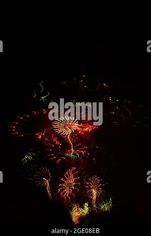 Castello di fuochi d'artificio nella celebrazione delle fallas di Valencia dutante la notte della nit del foc Foto Stock