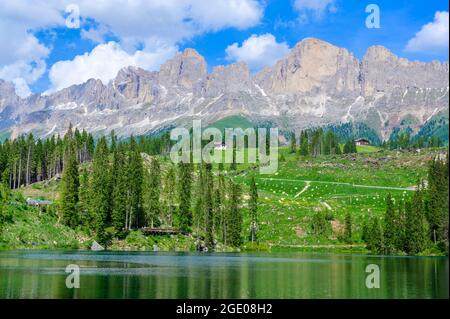 Paradiso a Karersee (Lago di Carezza, Lago di Carezza) in Dolomiti d'Italia sul Monte Latemar, provincia di Bolzano, Alto adige. Blu e cristallo w Foto Stock