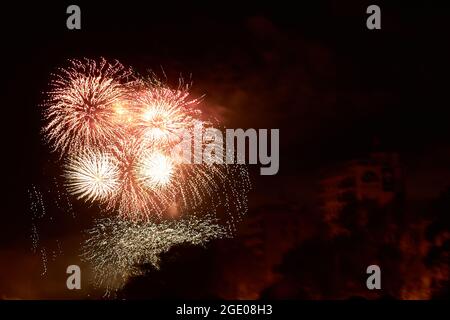 Castello di fuochi d'artificio nella celebrazione delle fallas di Valencia dutante la notte della nit del foc Foto Stock
