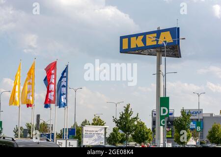 Bratislava, Slovacchia - 14 agosto 2021 : bandiere IKEA contro il cielo nuvoloso. IKEA è il più grande rivenditore al mondo di mobili dal 2008 e desig Foto Stock