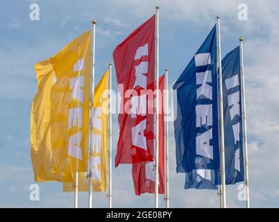 Bratislava, Slovacchia - 14 agosto 2021 : bandiere IKEA contro il cielo nuvoloso. IKEA è il più grande rivenditore al mondo di mobili dal 2008 e desig Foto Stock