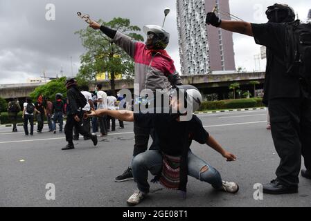 Bangkok, Thailandia. 15 agosto 2021. I manifestanti anti anti anti-governativi organizzano un'attività di "parcheggio auto" utilizzando motociclette e auto per organizzare una processione all'incrocio di Ratchaprasong. Nel cuore di Bangkok, prima di pareggiare lungo la strada principale di Bangkok, mentre appellano un corno per auto e sollevano tre dita come simbolo per chiamare il primo ministro generale Prayut Chan-ocha Dimettersi a Bangkok, Thailandia, il 15 agosto 2021. (Foto di Teera Noisakran/Pacific Press/Sipa USA) Credit: Sipa USA/Alamy Live News Foto Stock