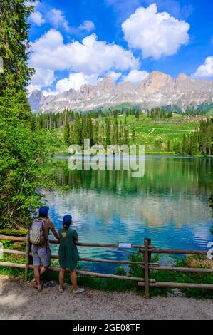 Paradiso a Karersee (Lago di Carezza, Lago di Carezza) in Dolomiti d'Italia sul Monte Latemar, provincia di Bolzano, Alto adige. Blu e cristallo w Foto Stock