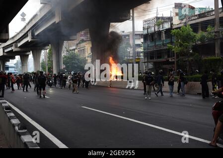 Bangkok, Thailandia. 15 agosto 2021. I manifestanti anti anti anti-governativi organizzano un'attività di "parcheggio auto" utilizzando motociclette e auto per organizzare una processione all'incrocio di Ratchaprasong nel cuore di Bangkok, prima di pareggiare lungo la strada principale di Bangkok, apponendo un corno per auto e sollevando tre dita come simbolo che chiama il primo ministro generale Prayut Chan-ocha Dimettersi a Bangkok, Thailandia, il 15 agosto 2021. (Foto di Teera Noisakran/Pacific Press/Sipa USA) Credit: Sipa USA/Alamy Live News Foto Stock