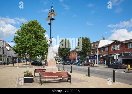 High Street e negozi a Epping, Essex, Inghilterra meridionale Foto Stock