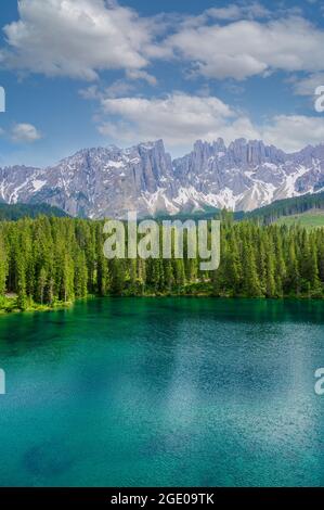Paradiso a Karersee (Lago di Carezza, Lago di Carezza) in Dolomiti d'Italia sul Monte Latemar, provincia di Bolzano, Alto adige. Blu e cristallo w Foto Stock