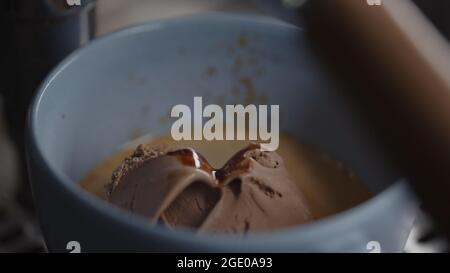 Preparazione di un affogato con gelato al cioccolato in tazza blu, foto ampia Foto Stock