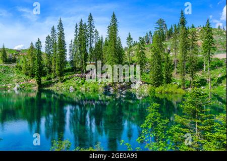 Paradiso a Karersee (Lago di Carezza, Lago di Carezza) in Dolomiti d'Italia sul Monte Latemar, provincia di Bolzano, Alto adige. Blu e cristallo w Foto Stock