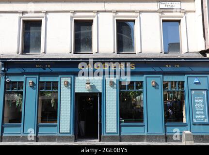 La tradizionale casa pubblica Lauders in Sauchiehall Street a Glasgow Foto Stock