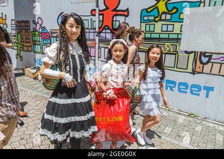 Tokyo Japan, Harajuku Takeshita Dori Street, shopping giapponese donna madre, ragazze femmina bambini figli figlia sorelle arte murale a piedi Foto Stock
