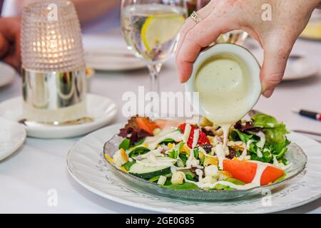 Michigan Saginaw Montague Inn bed & breakfast, ristorante tavolo misto insalata di pomodori cetrioli condimento lattuga versare, Foto Stock