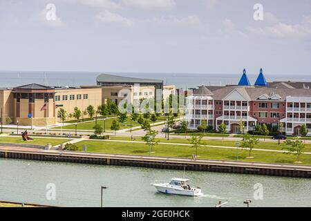 Wisconsin Kenosha vista da Southport Lighthouse HarborPark, parco, condominio edifici residenziali barca yacht Civil War Museum Lake Michigan, Foto Stock