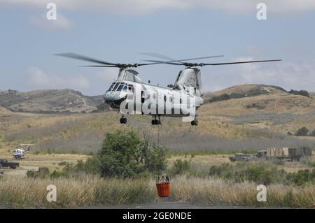 United States Marine Corps CH-46 Sea Knight riempie il secchio di bambi per l'estinzione aerea a bordo del Marine Corps base Camp Pendleton Foto Stock