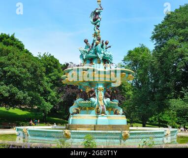 Una vista ravvicinata della Ross Fountain in Princes Street Gardens, Edimburgo, Scozia Foto Stock