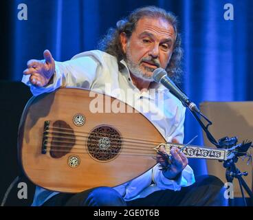 Neuhardenberg, Germania. 13 Agosto 2021. Rabih Abou-Khalil, musicista, con un oud (liuto a collo corto), al concerto per il programma estivo di Schloss Neuhardenberg. Credit: Patrick Pleul/dpa-Zentralbild/ZB/dpa/Alamy Live News Foto Stock