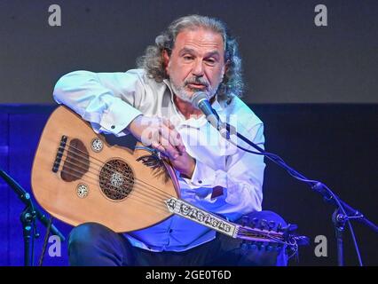 Neuhardenberg, Germania. 13 Agosto 2021. Rabih Abou-Khalil, musicista, con un oud (liuto a collo corto), al concerto per il programma estivo di Schloss Neuhardenberg. Credit: Patrick Pleul/dpa-Zentralbild/ZB/dpa/Alamy Live News Foto Stock