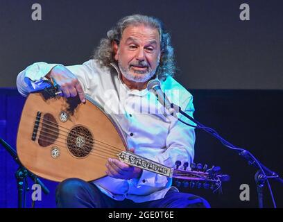 Neuhardenberg, Germania. 13 Agosto 2021. Rabih Abou-Khalil, musicista, con un oud (liuto a collo corto), al concerto per il programma estivo di Schloss Neuhardenberg. Credit: Patrick Pleul/dpa-Zentralbild/ZB/dpa/Alamy Live News Foto Stock