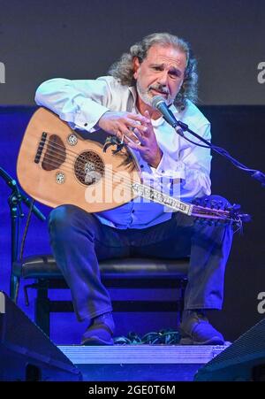 Neuhardenberg, Germania. 13 Agosto 2021. Rabih Abou-Khalil, musicista, con un oud (liuto a collo corto), al concerto per il programma estivo di Schloss Neuhardenberg. Credit: Patrick Pleul/dpa-Zentralbild/ZB/dpa/Alamy Live News Foto Stock