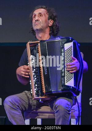 Neuhardenberg, Germania. 13 Agosto 2021. Luciano Biondini, fisarmonicista jazz italiano, ha fotografato in un concerto per il programma estivo di Schloss Neuhardenberg. Credit: Patrick Pleul/dpa-Zentralbild/ZB/dpa/Alamy Live News Foto Stock