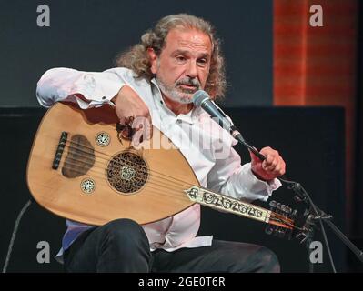 Neuhardenberg, Germania. 13 Agosto 2021. Rabih Abou-Khalil, musicista, con un oud (liuto a collo corto), al concerto per il programma estivo di Schloss Neuhardenberg. Credit: Patrick Pleul/dpa-Zentralbild/ZB/dpa/Alamy Live News Foto Stock