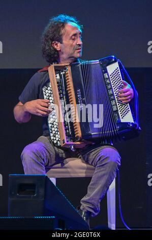 Neuhardenberg, Germania. 13 Agosto 2021. Luciano Biondini, fisarmonicista jazz italiano, ha fotografato in un concerto per il programma estivo di Schloss Neuhardenberg. Credit: Patrick Pleul/dpa-Zentralbild/ZB/dpa/Alamy Live News Foto Stock