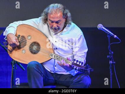 Neuhardenberg, Germania. 13 Agosto 2021. Rabih Abou-Khalil, musicista, con un oud (liuto a collo corto), al concerto per il programma estivo di Schloss Neuhardenberg. Credit: Patrick Pleul/dpa-Zentralbild/ZB/dpa/Alamy Live News Foto Stock