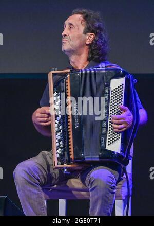 Neuhardenberg, Germania. 13 Agosto 2021. Luciano Biondini, fisarmonicista jazz italiano, ha fotografato in un concerto per il programma estivo di Schloss Neuhardenberg. Credit: Patrick Pleul/dpa-Zentralbild/ZB/dpa/Alamy Live News Foto Stock