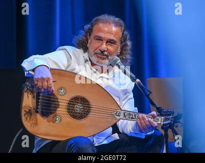 Neuhardenberg, Germania. 13 Agosto 2021. Rabih Abou-Khalil, musicista, con un oud (liuto a collo corto), al concerto per il programma estivo di Schloss Neuhardenberg. Credit: Patrick Pleul/dpa-Zentralbild/ZB/dpa/Alamy Live News Foto Stock