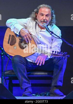 Neuhardenberg, Germania. 13 Agosto 2021. Rabih Abou-Khalil, musicista, con un oud (liuto a collo corto), al concerto per il programma estivo di Schloss Neuhardenberg. Credit: Patrick Pleul/dpa-Zentralbild/ZB/dpa/Alamy Live News Foto Stock