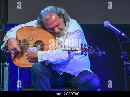 Neuhardenberg, Germania. 13 Agosto 2021. Rabih Abou-Khalil, musicista, con un oud (liuto a collo corto), al concerto per il programma estivo di Schloss Neuhardenberg. Credit: Patrick Pleul/dpa-Zentralbild/ZB/dpa/Alamy Live News Foto Stock