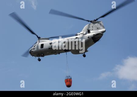 United States Marine Corps CH-46 con Bucket Bambi a bordo di MCB Camp Pendleton, California Foto Stock