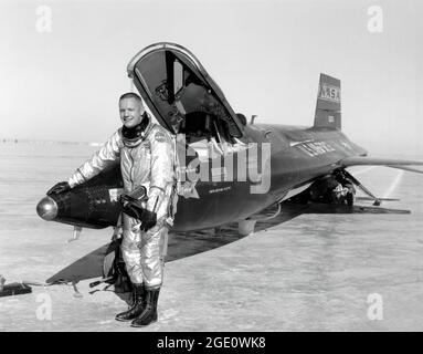 Il pilota Dryden Neil Armstrong è visto qui accanto alla nave X-15 n. 1 (56-6670) dopo un volo di ricerca. L'X-15 era un velivolo a razzo lungo 50 piedi con un'apertura alare di 22 piedi. Era un veicolo a forma di missile con una coda verticale a forma di cuneo, ali sottili e carenature laterali uniche che si estendono lungo il lato della fusoliera. L'X-15 è stato volato per un periodo di quasi 10 anni, dal giugno 1959 all'ottobre 1968. Ha stabilito i record non ufficiali di velocità e altitudine del mondo. Le informazioni ottenute grazie al programma X-15 di grande successo hanno contribuito allo sviluppo del Mercurio. Foto Stock